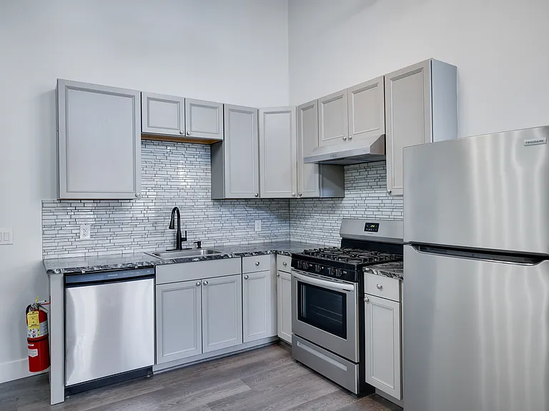 633 McKinley St #102 — Photo 12
