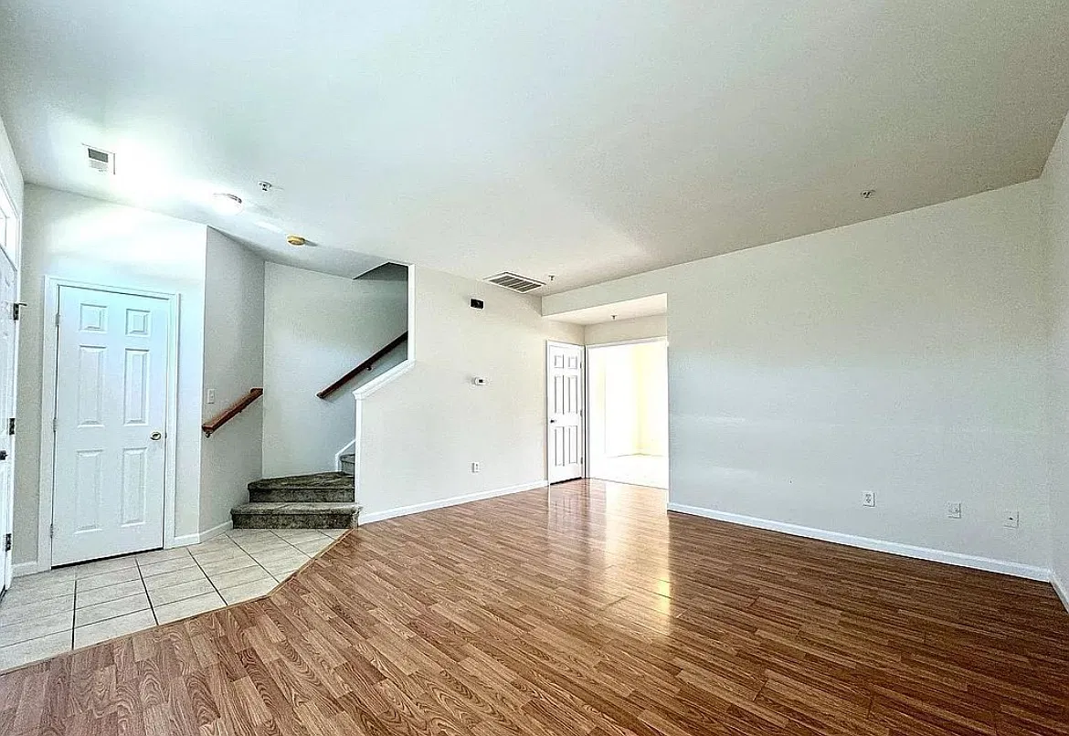1005 Meadow View Dr — Photo 2