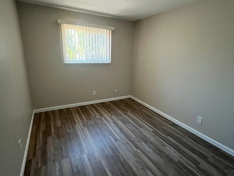 405 E Locust St #5 — Photo 14