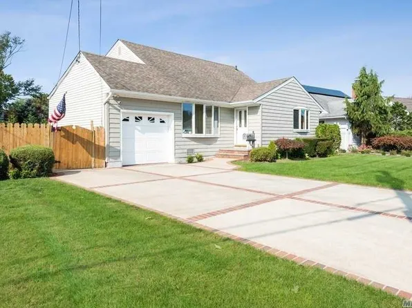 2034 Brook Ln, Seaford, NY 11783