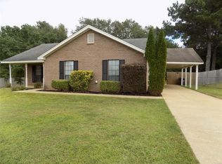 368 Meadowview Dr, Elmore, AL 36025