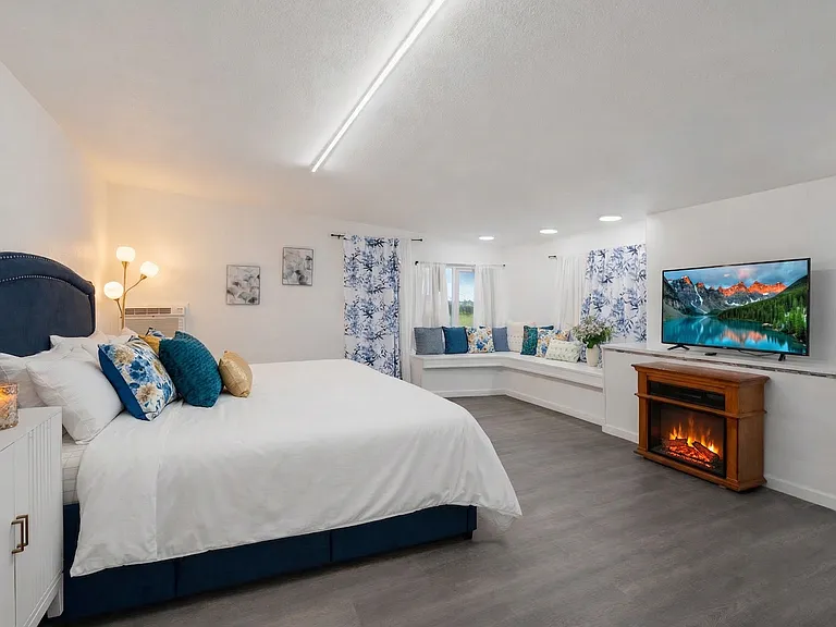 228 Sunset Dr — Photo 1