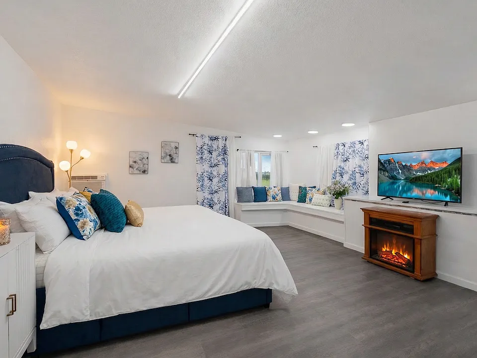 228 Sunset Dr