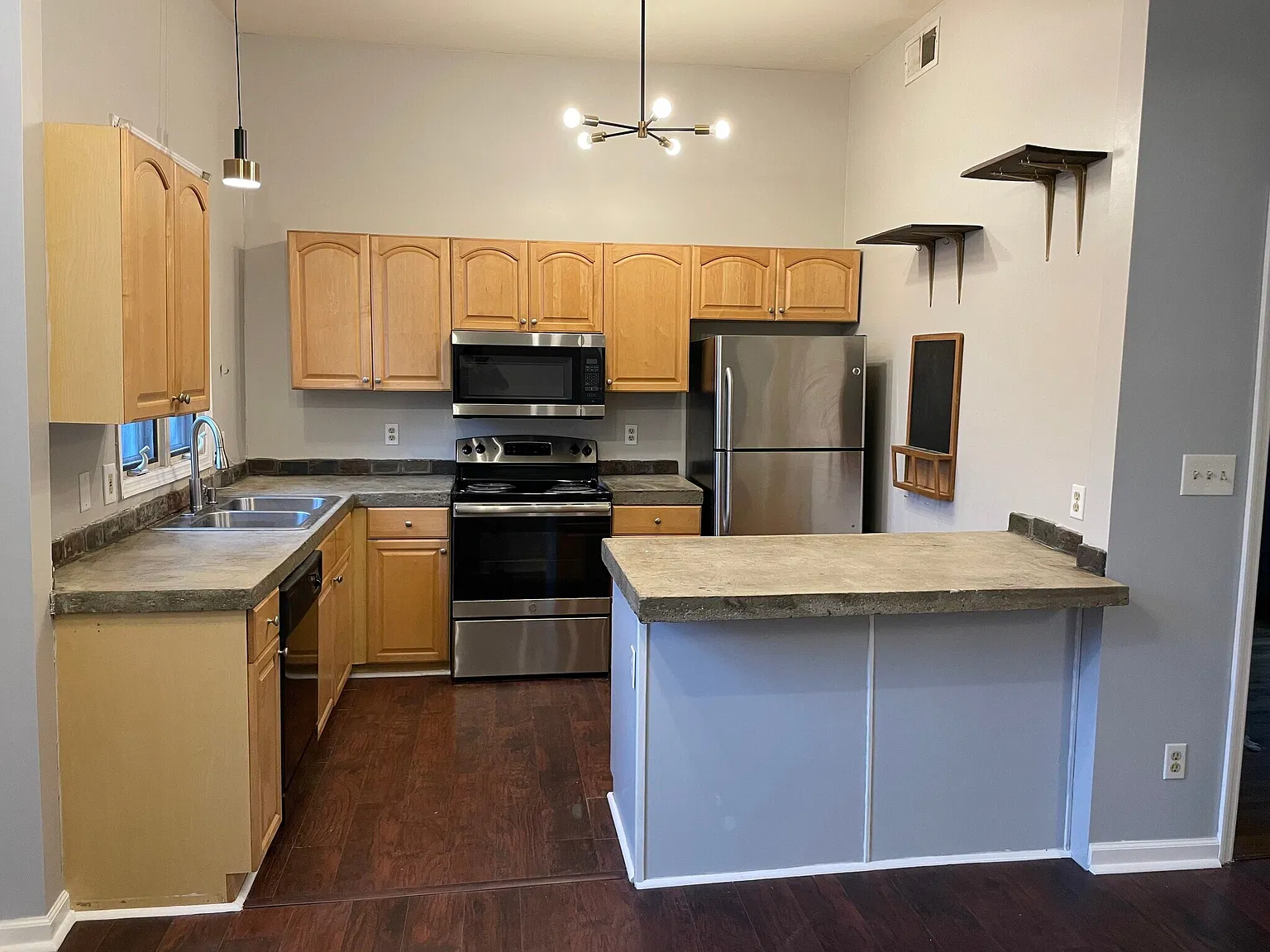 3 bed, 1350 sqft, $2,100 — Photo 2