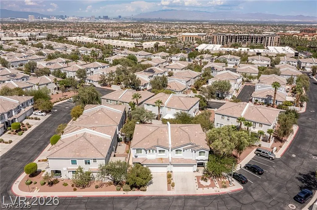 3 bed, 2.5 bath, 2090 sqft, $3,995 — Photo 2