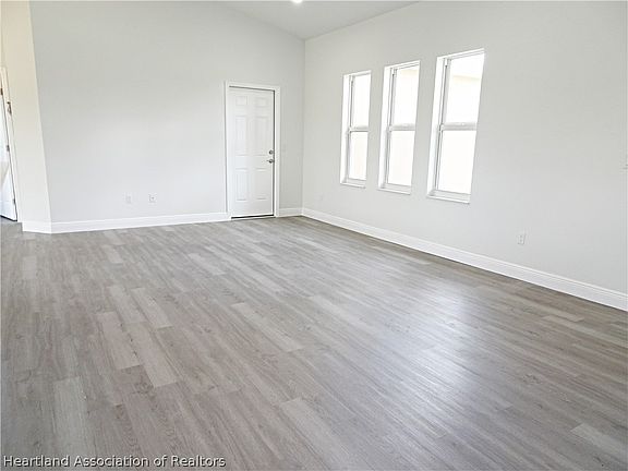 5th image of 338 Swallow Dr