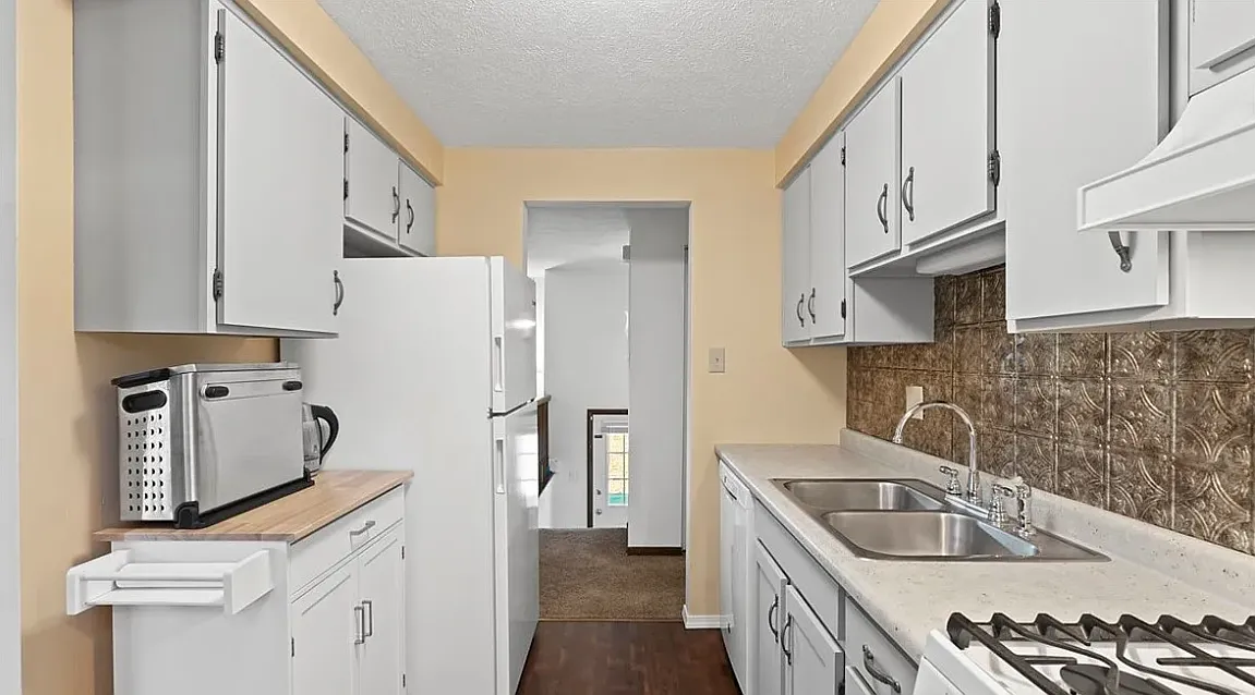 3 bed, 1166 sqft, $950 — Photo 2