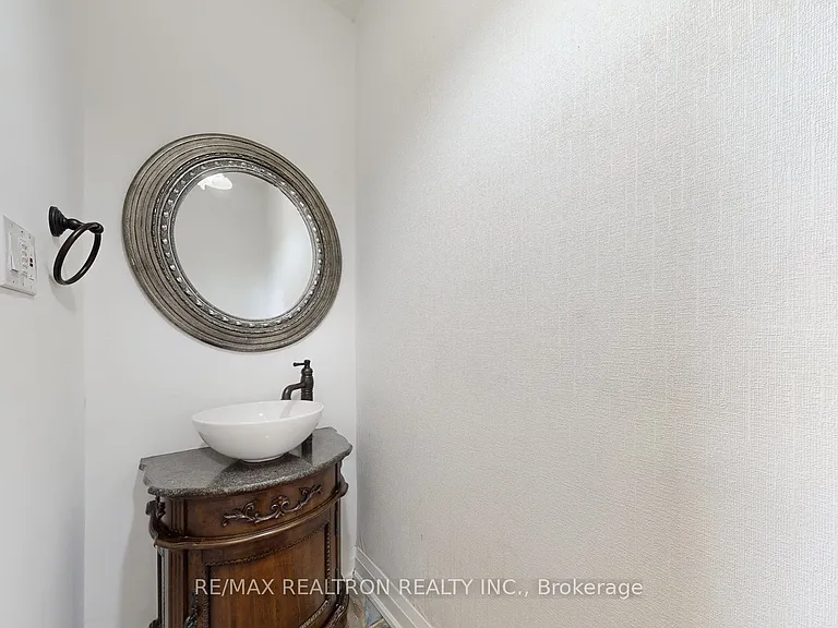 24 Fenelon Dr — Photo 41