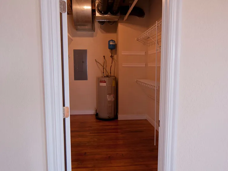 235 N Market Ave — Photo 7