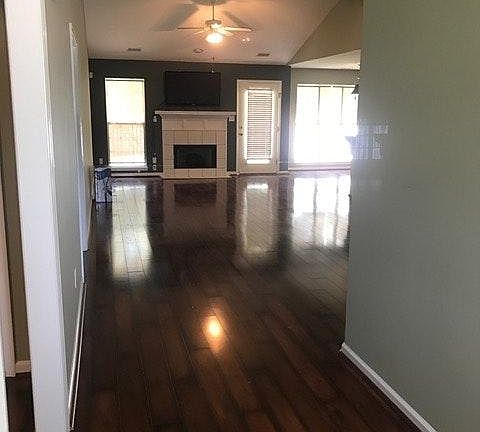3rd image of 732 Bradford Ln