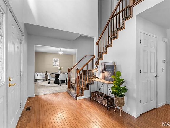 2nd image of 360 Huntleigh Manor Dr