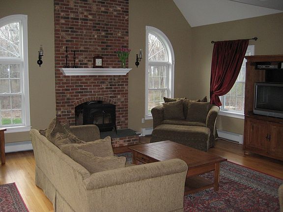Great room w/cathedral ceilifeaturing granite countertopsng