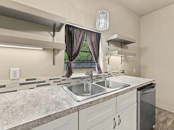 5th image of 207 N Oneil St