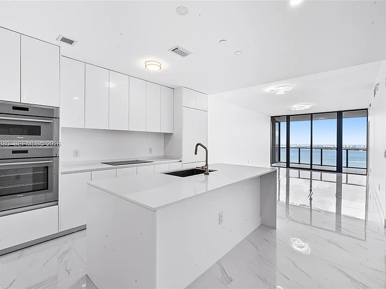 700 NE 24th St #3502 — Photo 4
