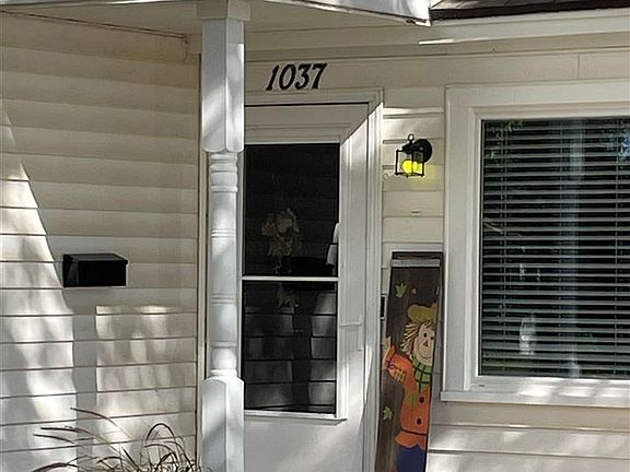 3rd image of 1037 N Ash St