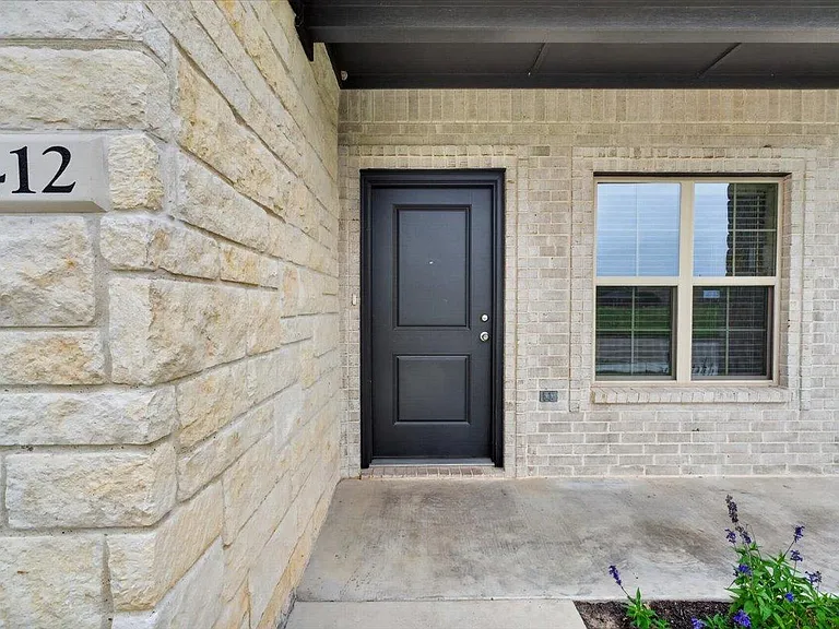 412 W Avenue C — Photo 6