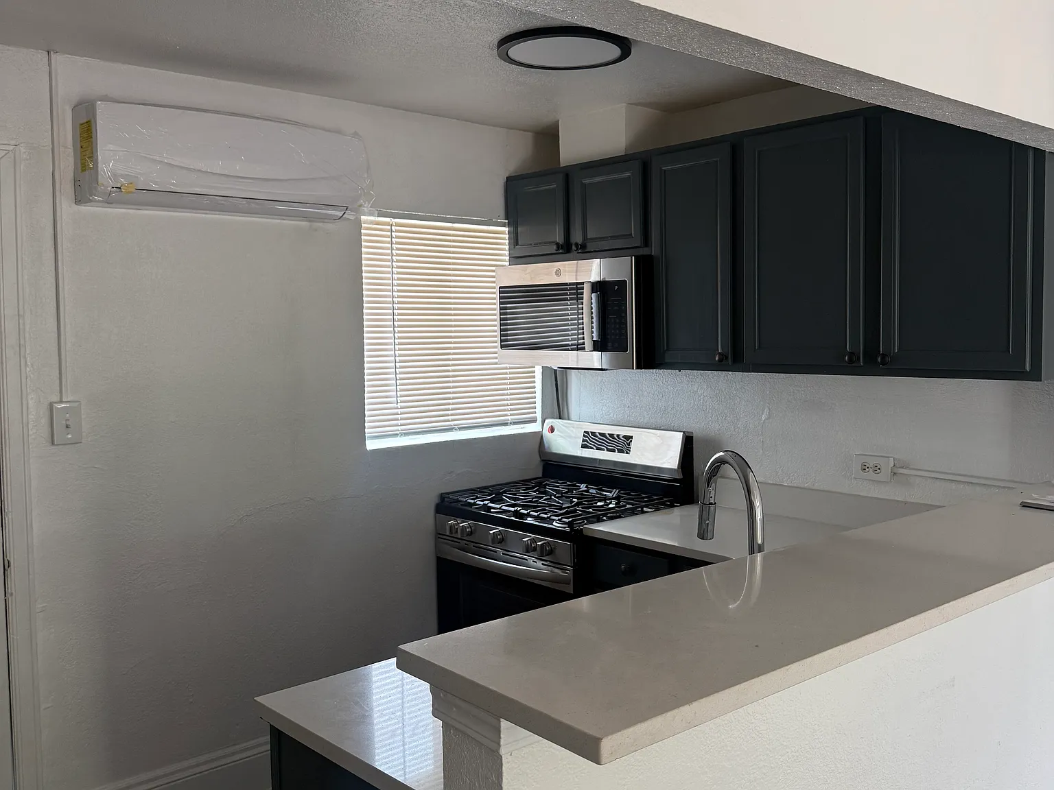 3 bed, 775 sqft, $2,000 — Photo 2