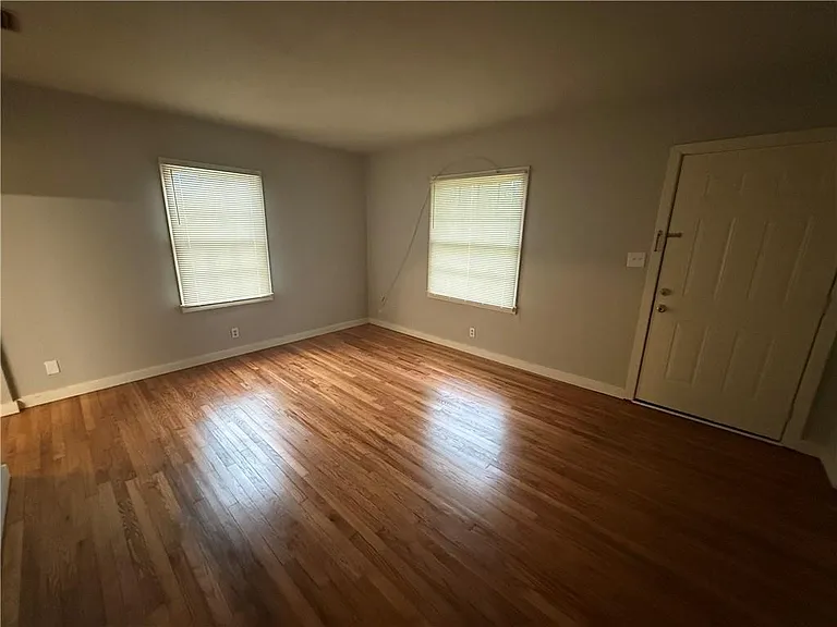 120 Paris Ave — Photo 6