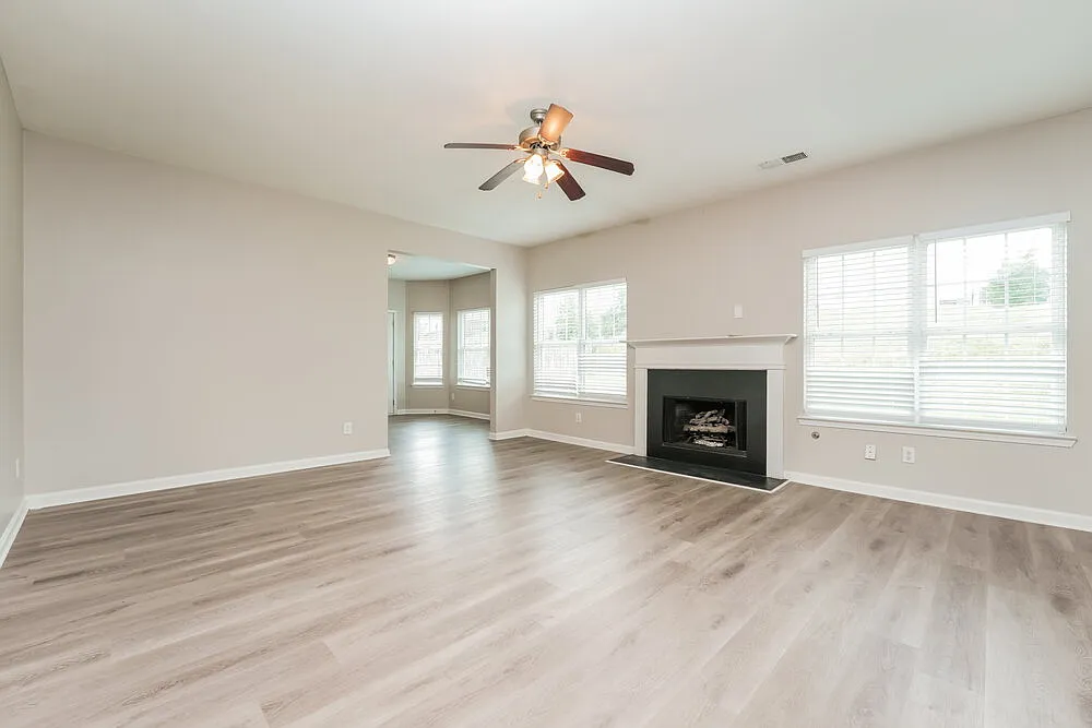 5 bed, 2.5 bath, 2370 sqft, $3,220 — Photo 4