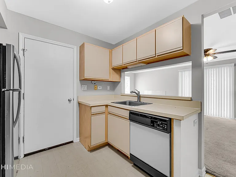 425 Monmouth Ct — Photo 13