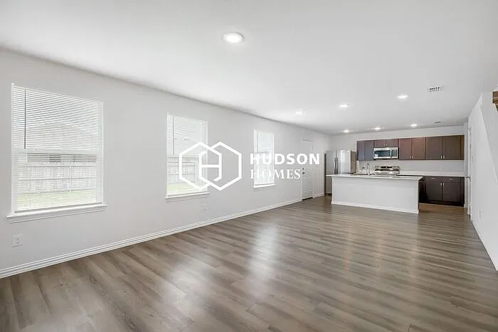 4 bed, 3.0 bath, 1828 sqft, $1,799 — Photo 2