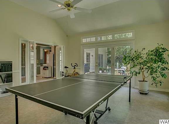 2nd image of 2928 Hawthorne Cir