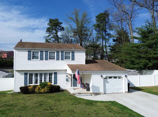 30 Cedar Creek Dr, Laurel Springs, NJ 08021