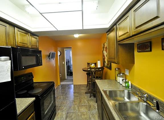 4th image of 28606 Regent Ct N #1
