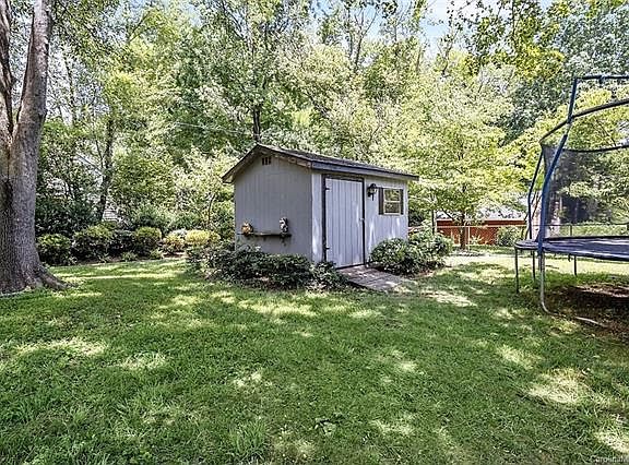 3rd image of 433 Rosemary Ln