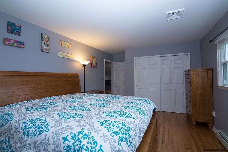 4th image of 15 COLE HILL Road