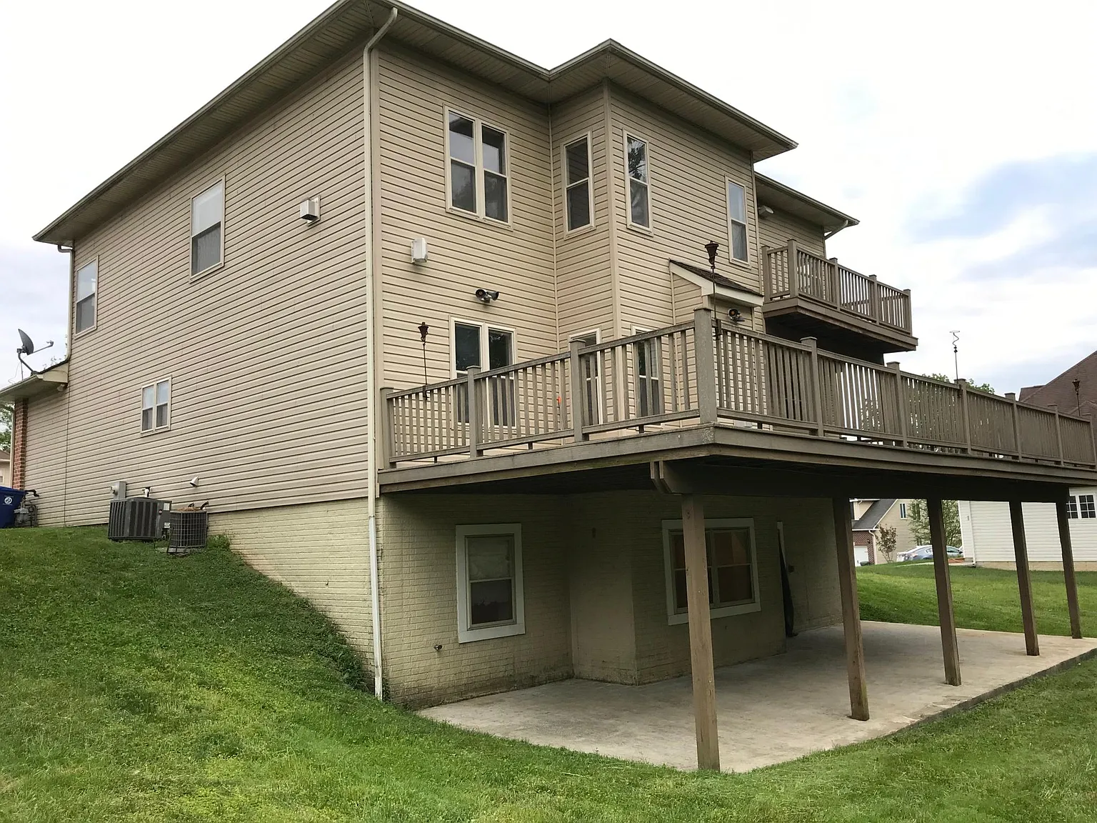 5 bed, 3.5 bath, 3837 sqft, $6,000 — Photo 1