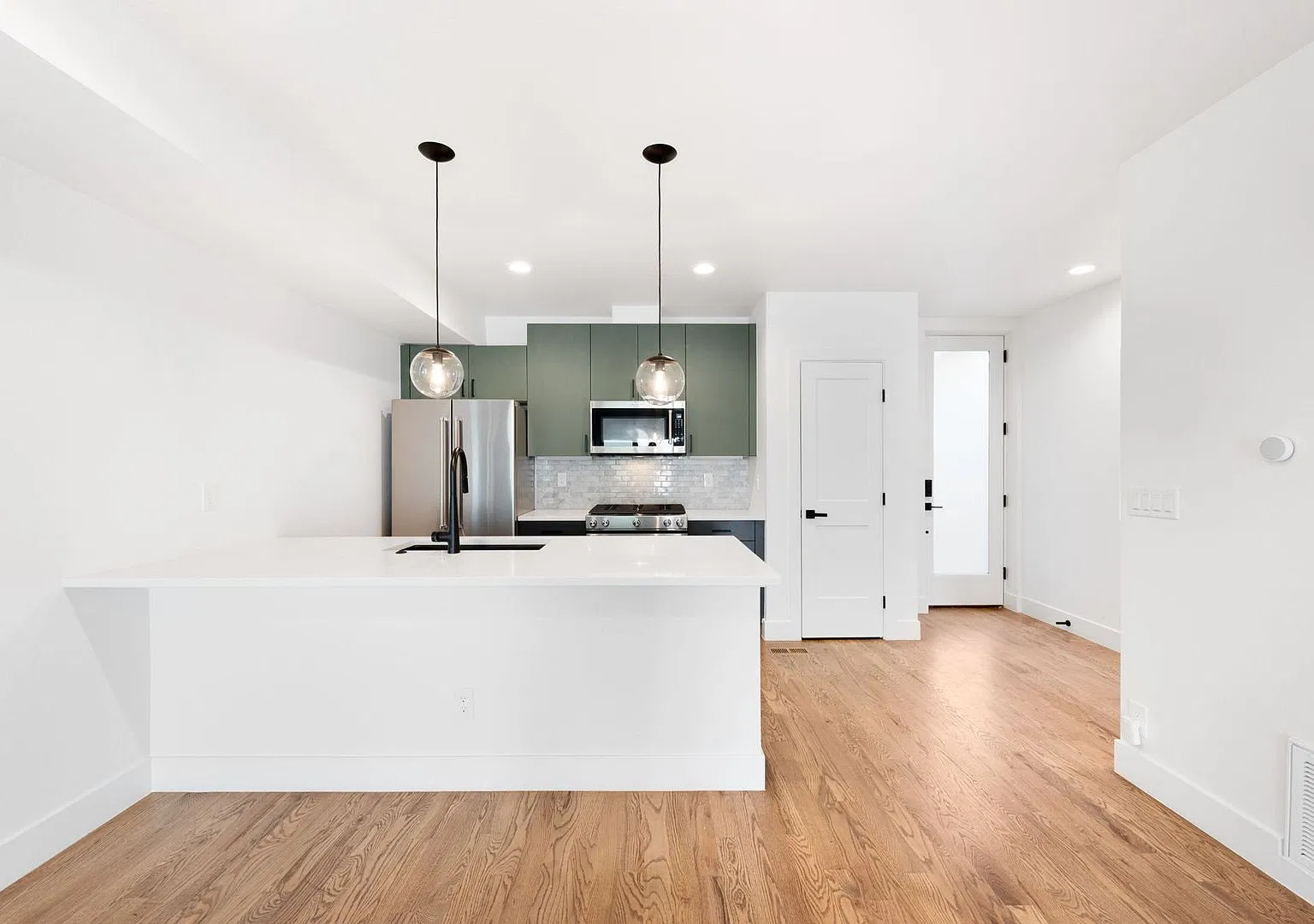 Modern 3BD, 3.5BA Sloan's Lake Home with Rooftop Deck and 1-Car Garage — Photo 4