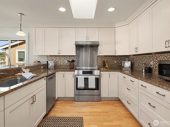 4th image of 616 Glen Street #202