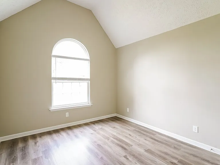 1902 Champlain Dr — Photo 13