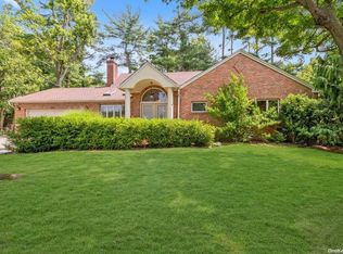 155 Westwood Cir, Roslyn Heights, NY 11577