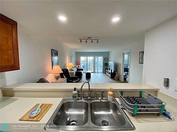 5th image of 520 SE 12th St APT 403