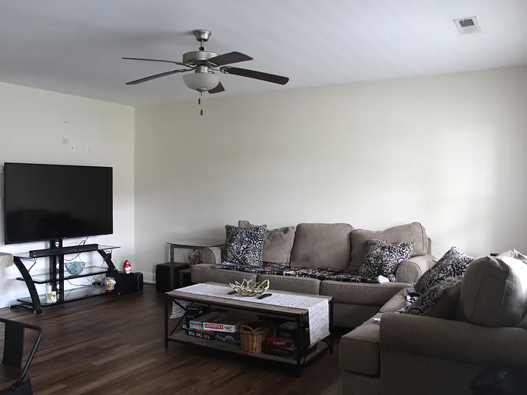 111 Glasgow Dr — Photo 5