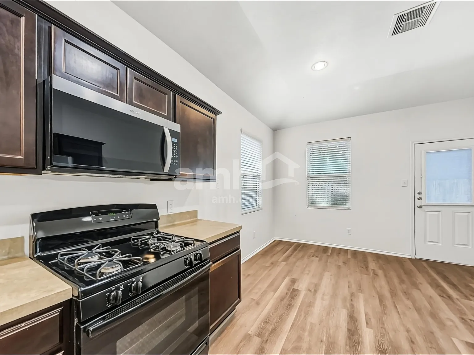 3 bed, 2.0 bath, 1357 sqft, $1,620 — Photo 3