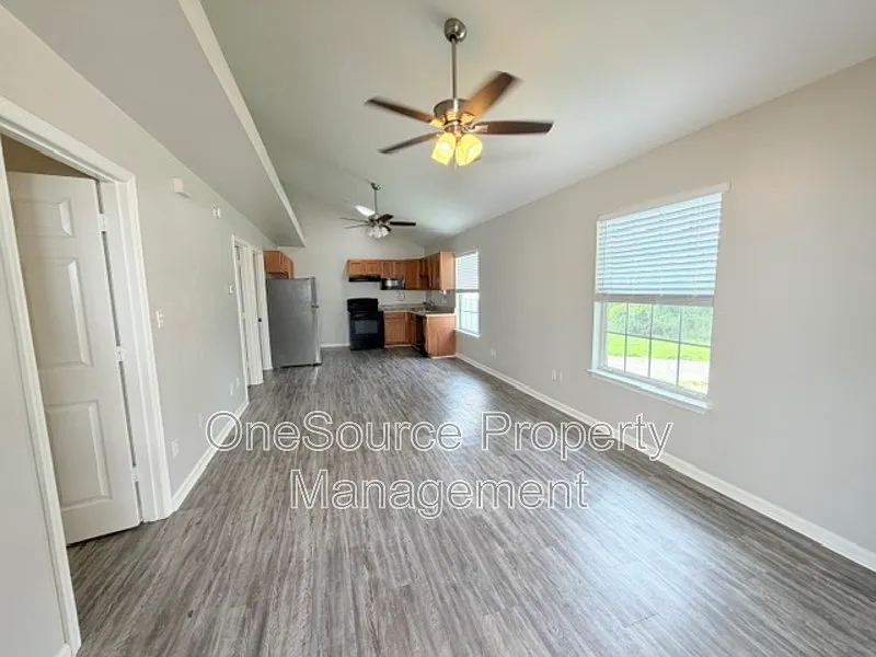 3 bed, 3.0 bath, 1024 sqft, $1,300 — Photo 3