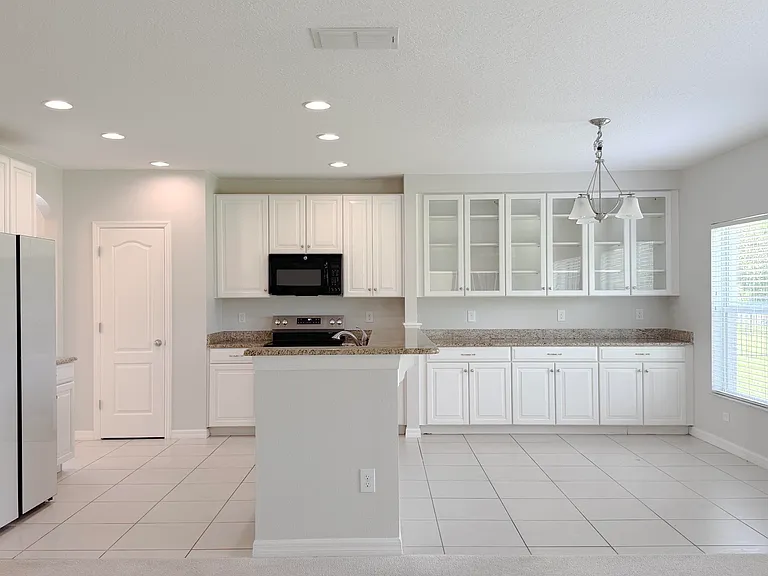 10606 Inside Loop — Photo 4
