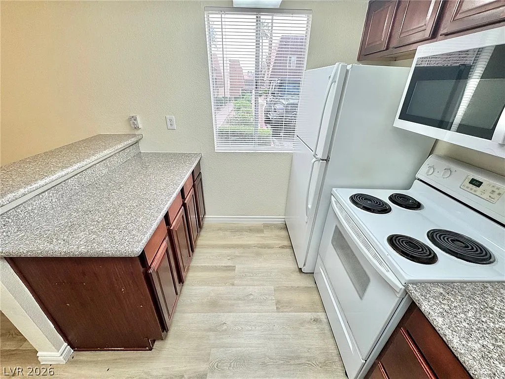2 bed, 2.0 bath, 978 sqft, $1,360 — Photo 3