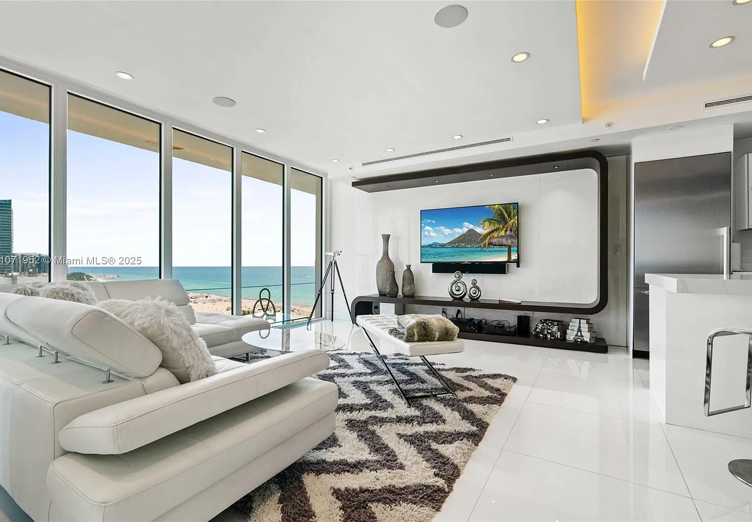 The Decoplage Condo — Photo 1