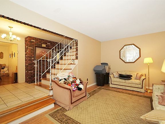 5th image of 65 Breeze Ave