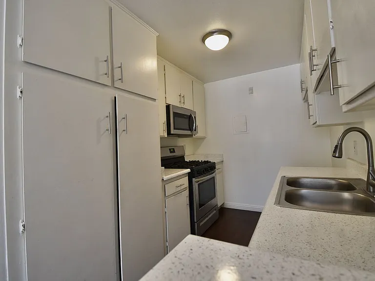 15128-44 Burbank Blvd — Photo 7