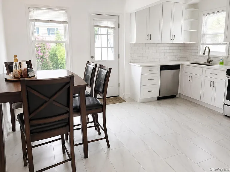 162 Colonial Ave — Photo 4