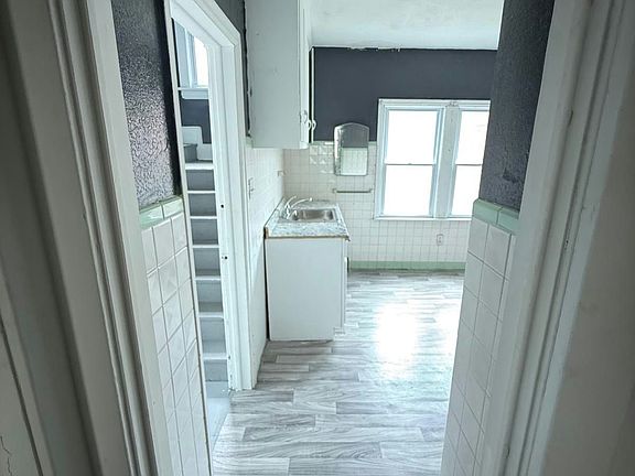 3rd image of 11706 Farringdon Ave Unit 1