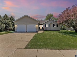 613 NW 9th St, Madison, SD 57042