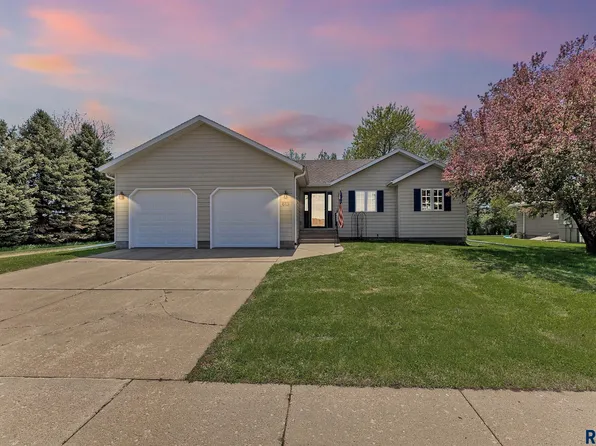 613 NW 9th St, Madison, SD 57042