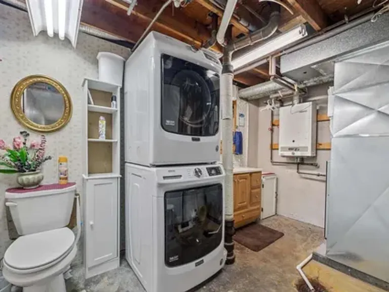 59 Fleetwood Rd NW — Photo 37