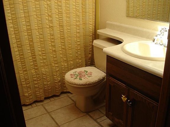 main bath w/sot & tile floor